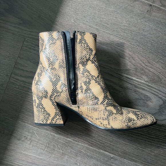 Vagabond Olivia Pointed Mid Heeled Ankle Boots in Natural Snake Leather - Picture 5 of 7